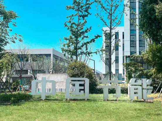 可分层出租或出售的大平层，位置优越，配套齐全